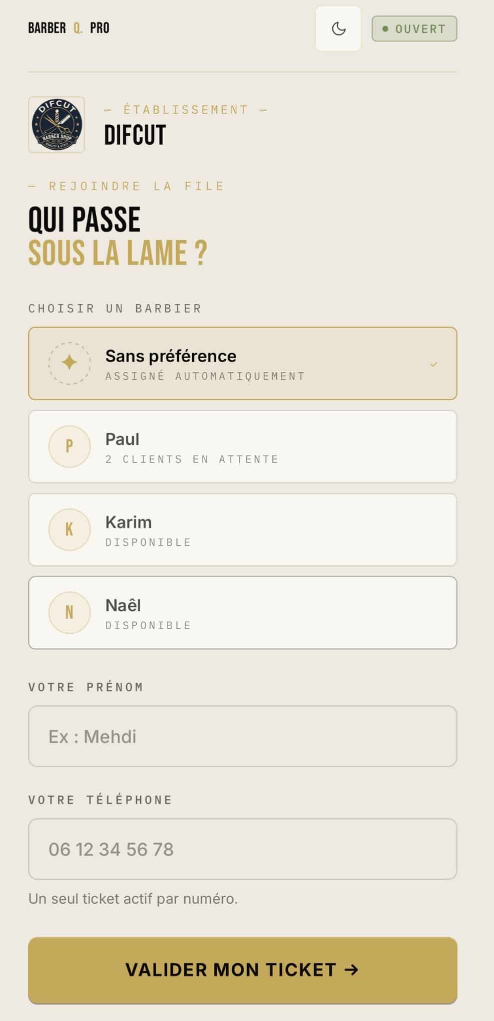 Écran mobile de sélection du coiffeur et de saisie des coordonnées client
